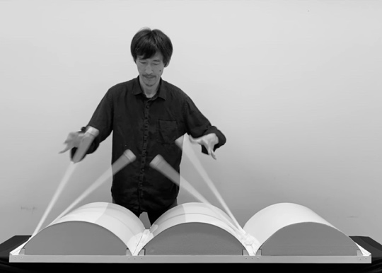 曲面上のバトンローリング (Baton Rolling on Curved Surfaces)［装置・動画・パフォーマンス］