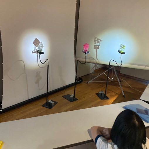 影をつくって遊ぼう